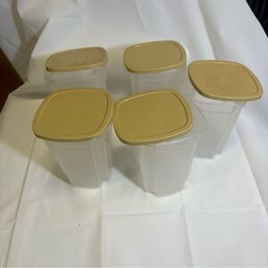 Stackable Set of 5 Plastic Food Storage Containers with lids 600 ml capacity.